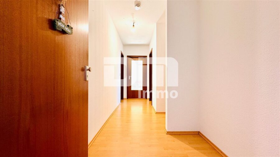 Hochklassige Dreizimmerwohnung im 1.OG mit Loggia + TG Stellplatz in gesuchter Lage - Flur / Diele / Windfang